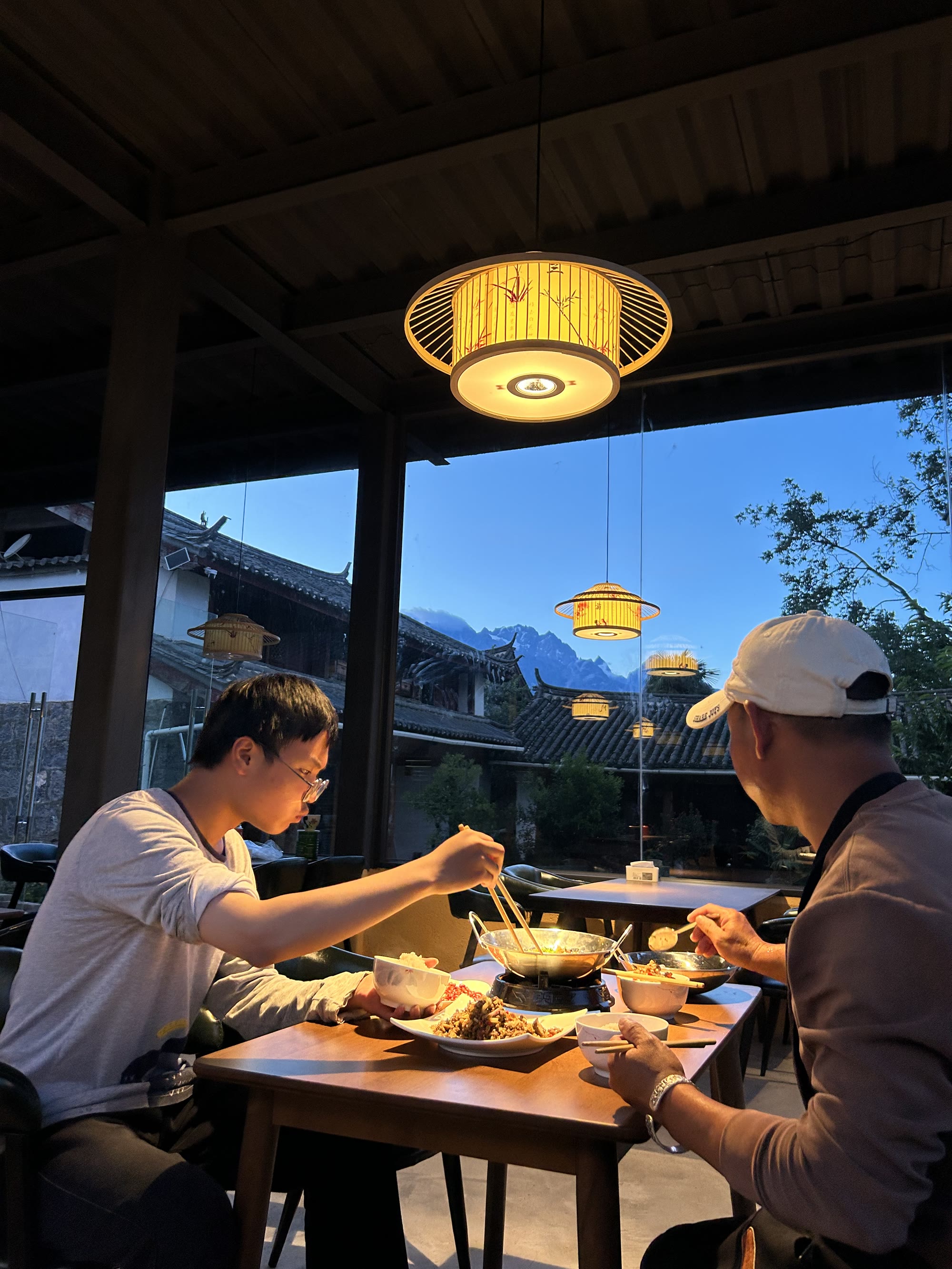 顾客在野鲜集用餐
