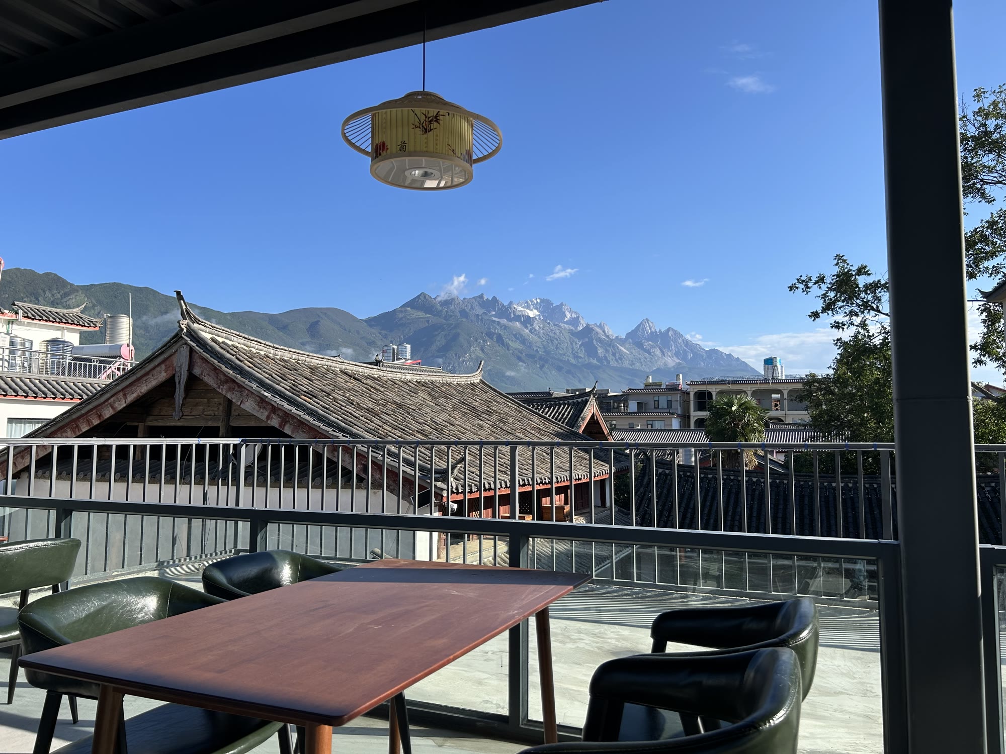 野鲜集露台与玉龙雪山景观